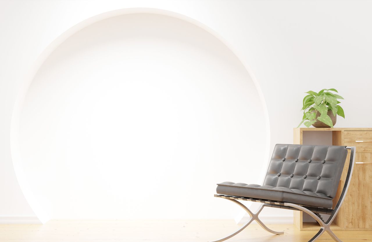 brand-02 Coin salon élégant avec chaise contemporaine et plante en pot dans un décor minimaliste.